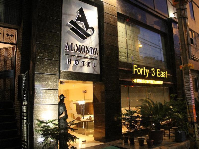 Almondz Hotel Nova Deli Exterior foto